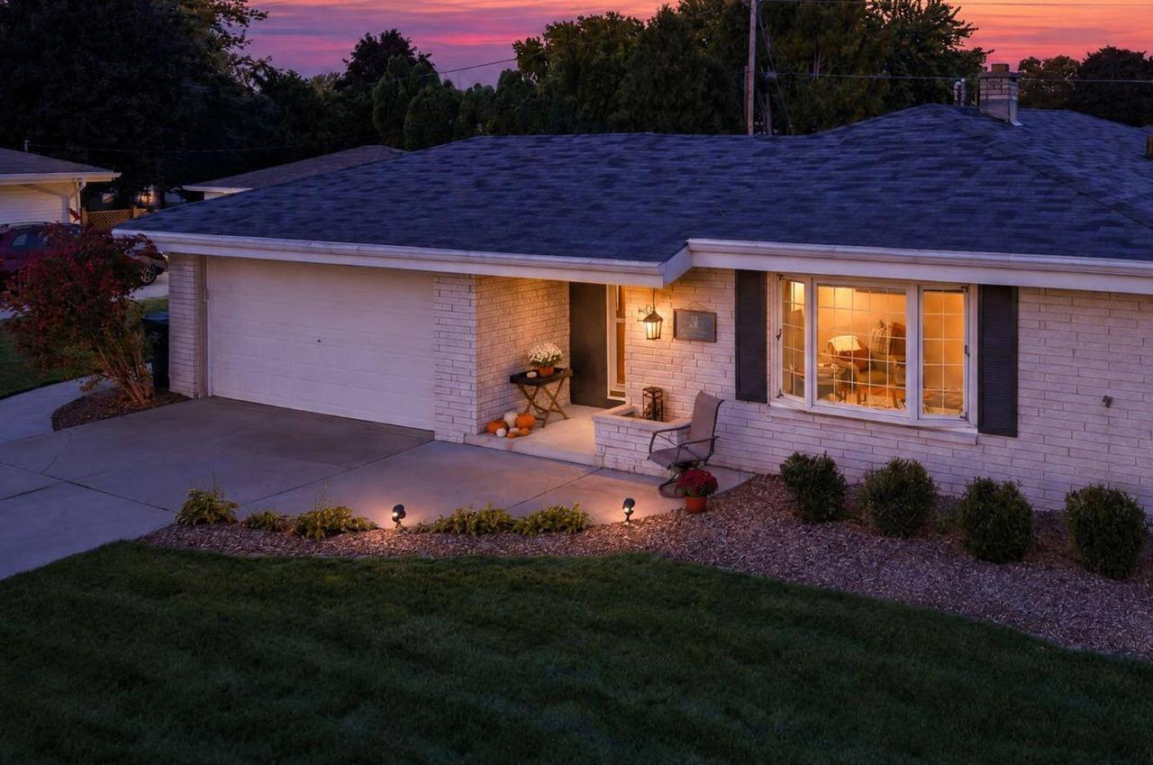 W244N6546 Westchester Dr, Sussex, WI 53089