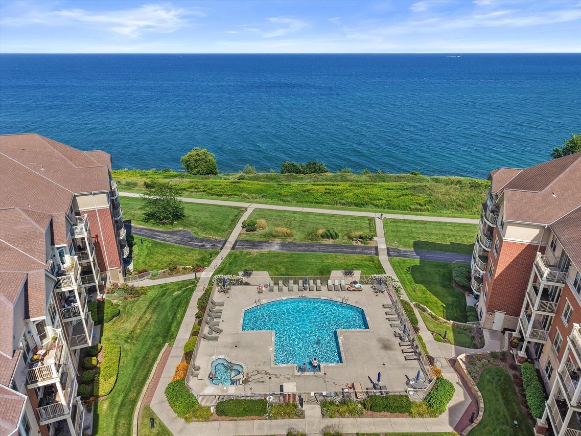 4120 S Lake Dr #265, Saint Francis, WI 53235