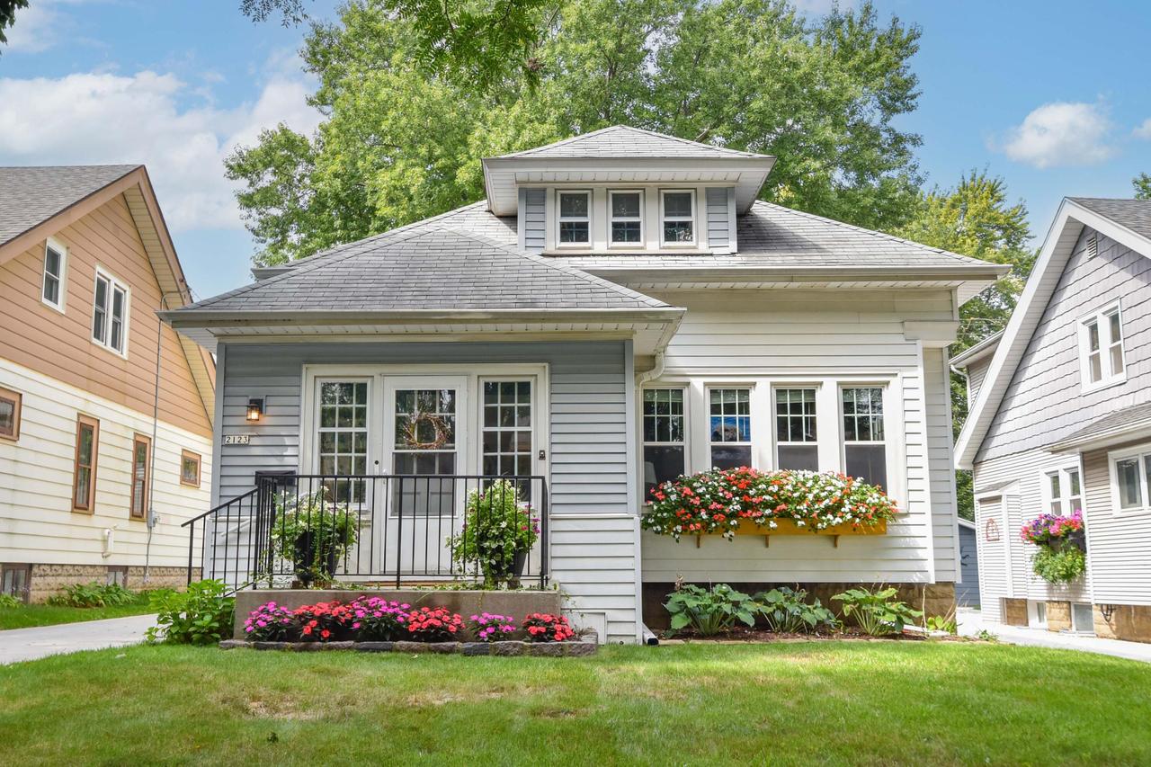 2123 N 71st St, Wauwatosa, WI 53213