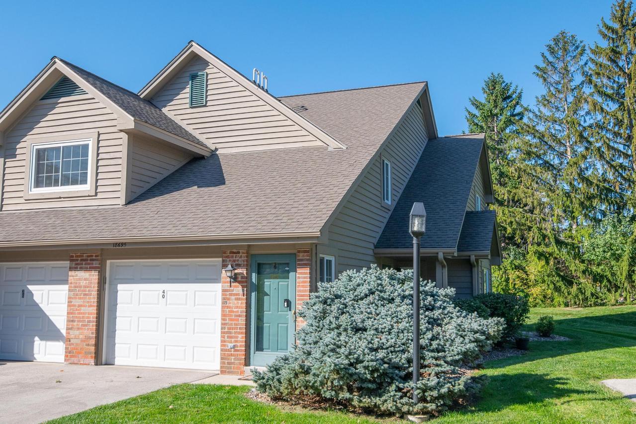 18695 Brookfield Lake #40, Brookfield, WI 53045