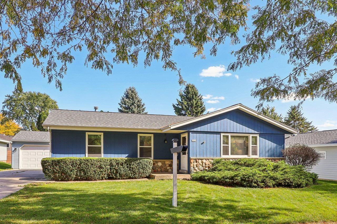 1425 Erin Ln, Waukesha, WI 53188