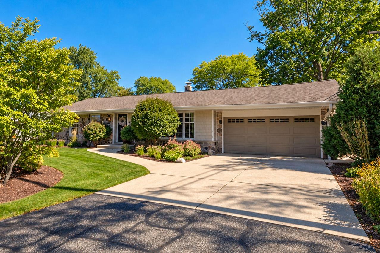 6800 N Reynard Rd, Fox Point, WI 53217
