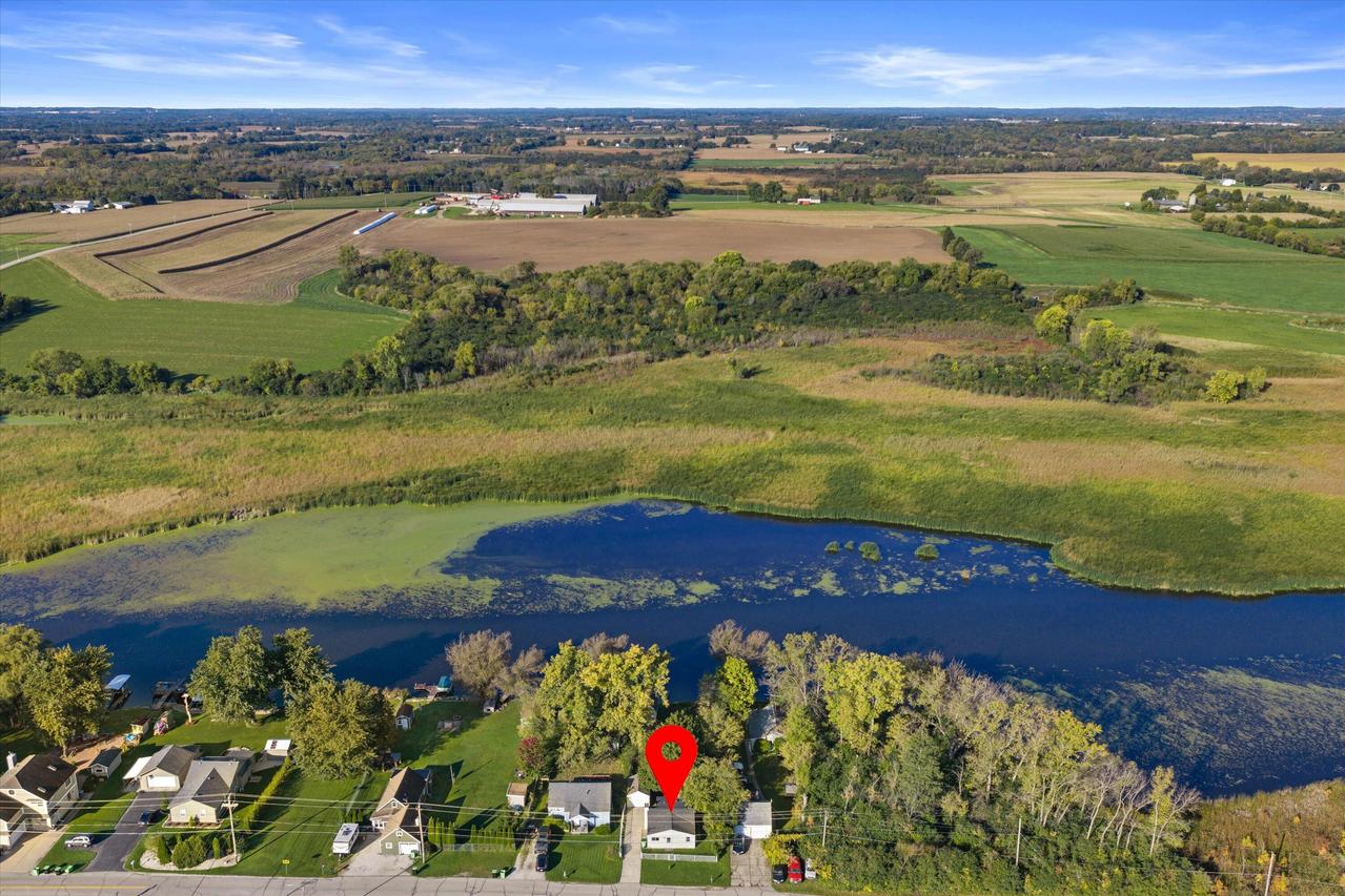 8012 Fox River, Waterford, WI 53185