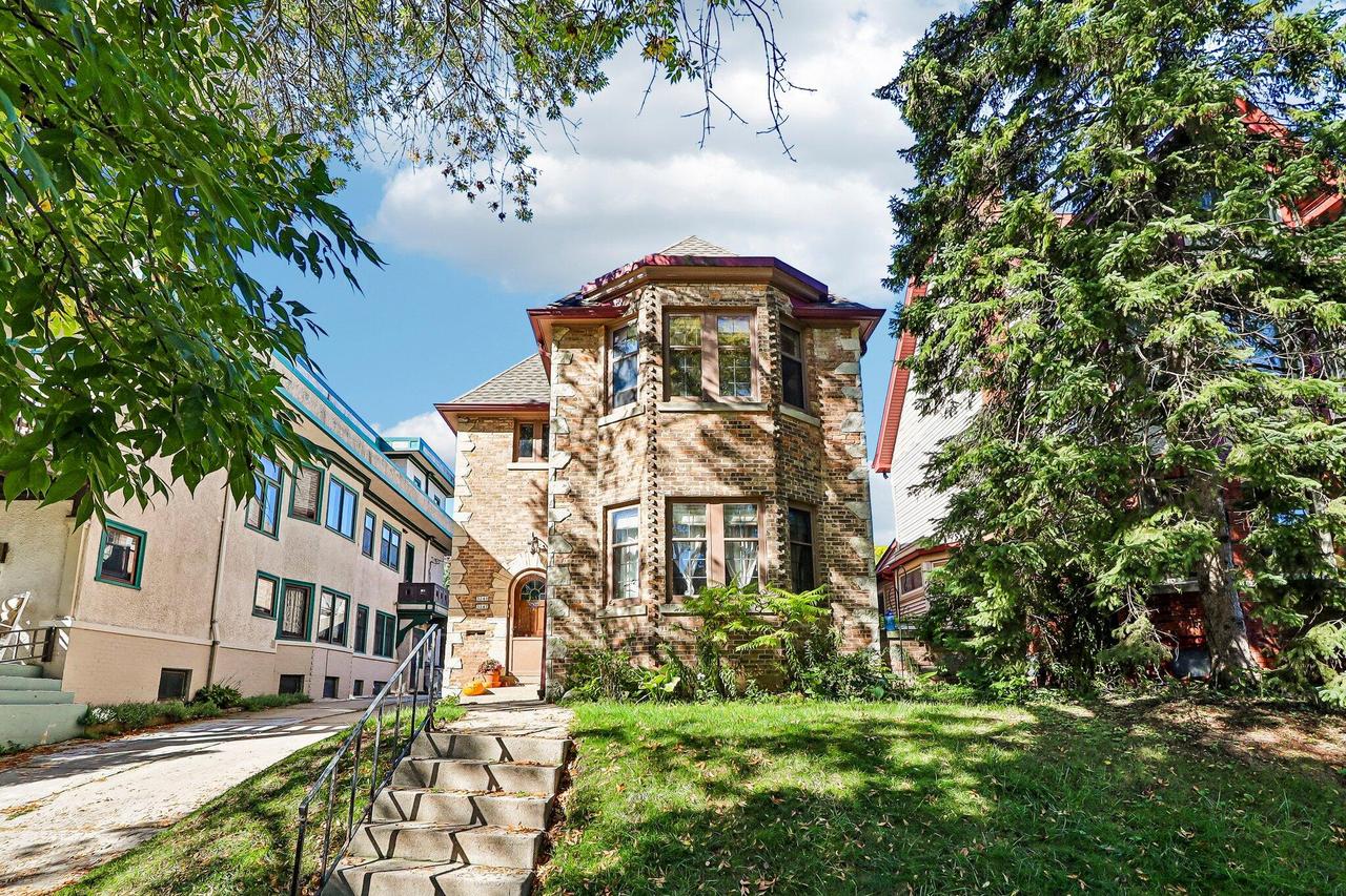 3247 N Summit Ave, Milwaukee, WI 53211
