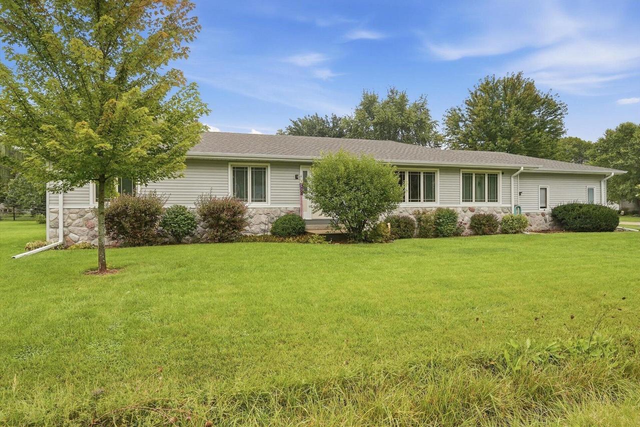 1014 N Meadow Dr, Silver Lake, WI 53170