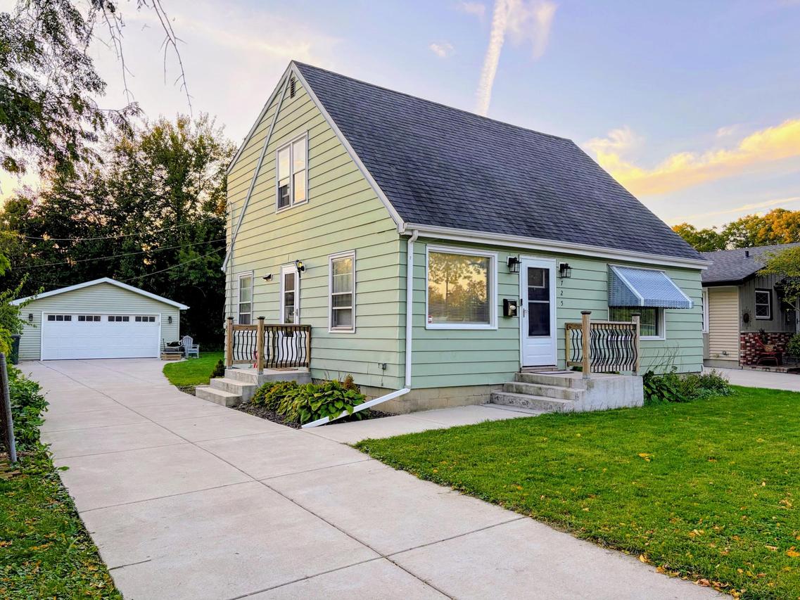 725 S 119th St, West Allis, WI 53214