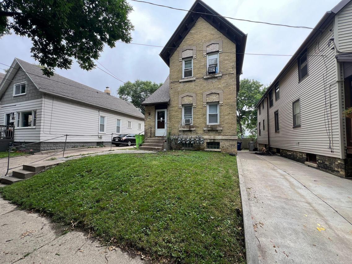 2467 S Burrell St, Milwaukee, WI 53207