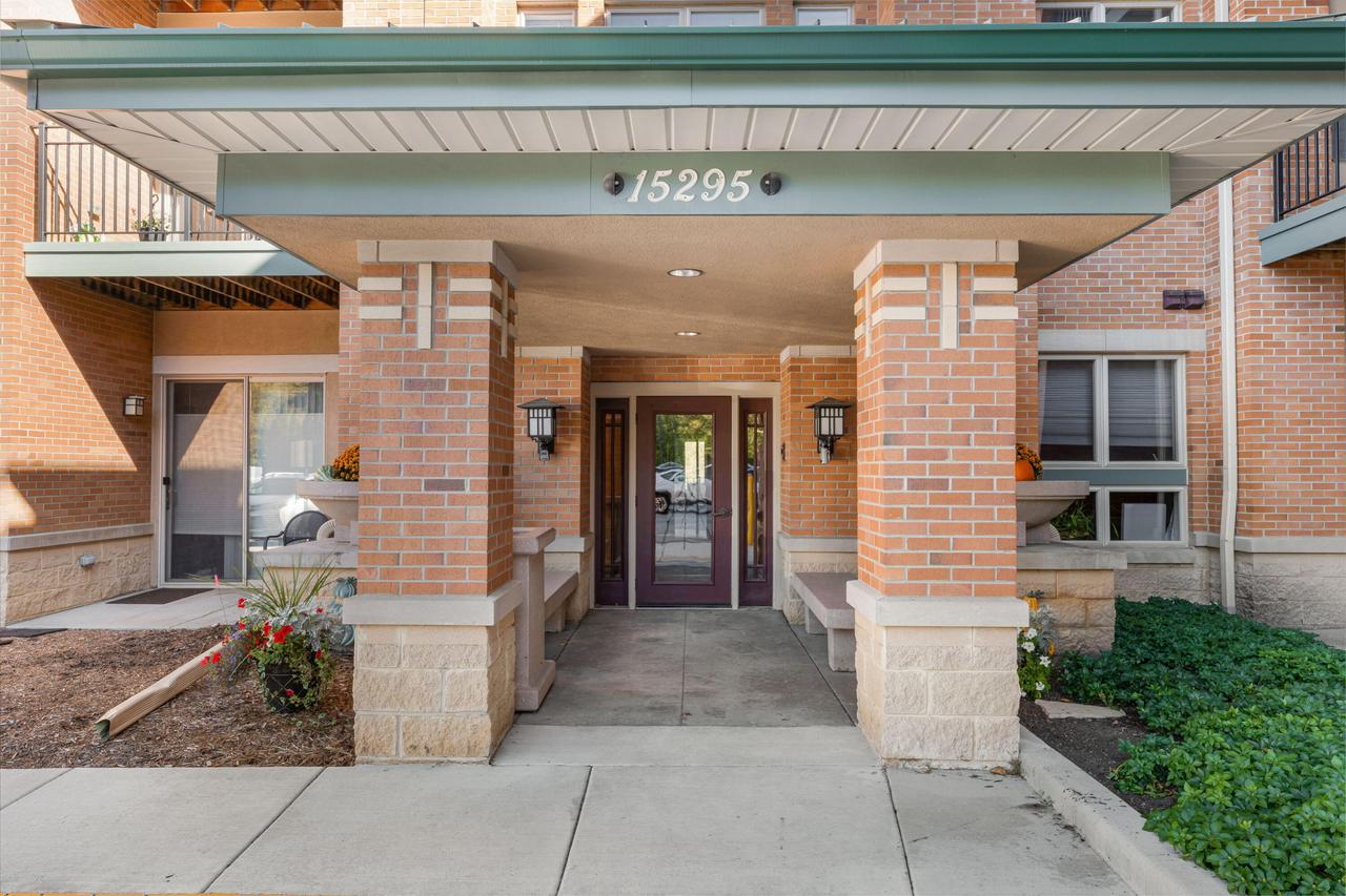 15295 W Library Ln #208, New Berlin, WI 53151