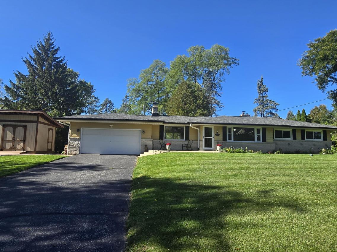 1425 S Sunny Crest Dr, New Berlin, WI 53146