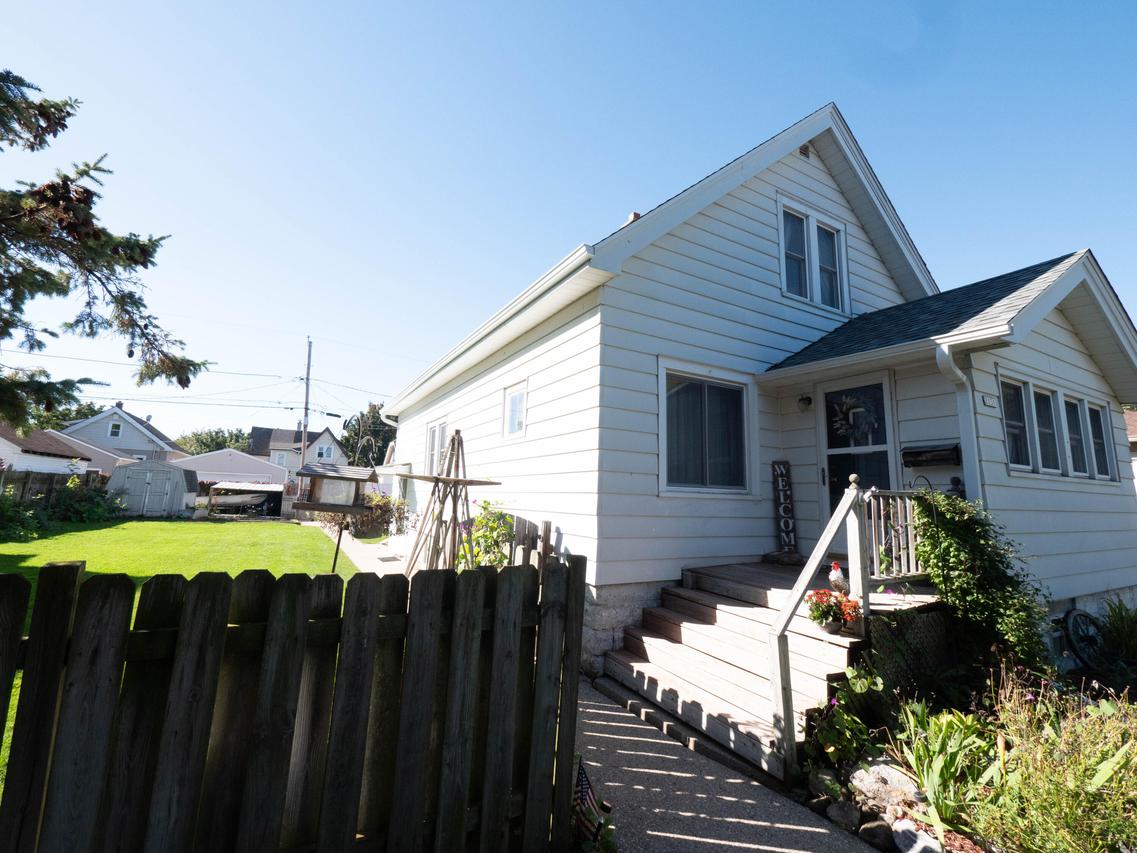 2131 S 62nd St, West Allis, WI 53219