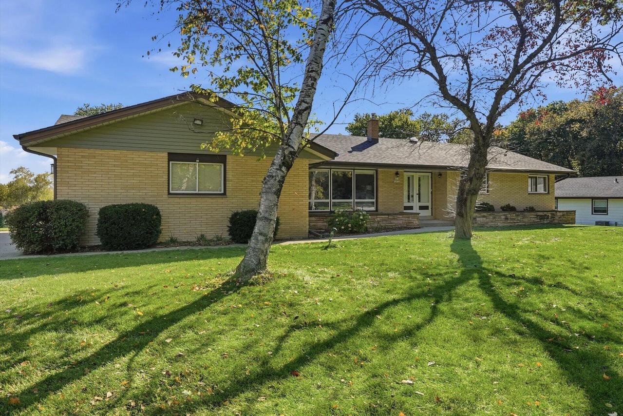 W215N10122 Hickory Dr, Germantown, WI 53017
