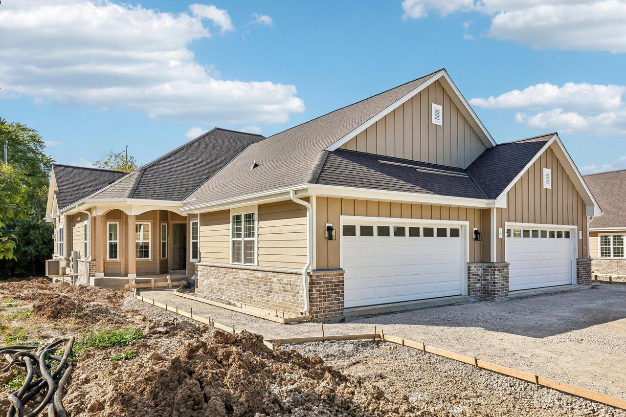6777 S Prairiewood Ln, Franklin, WI 53132