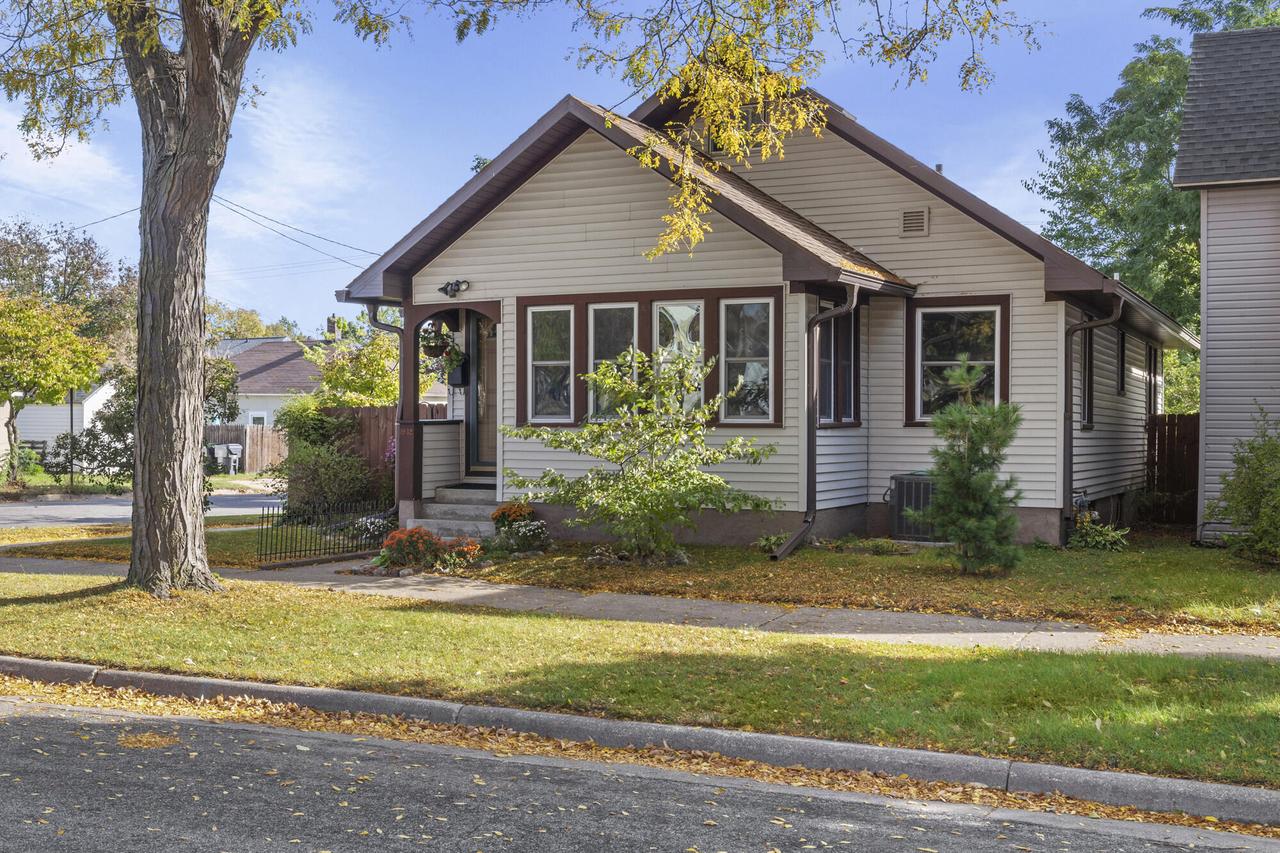 1932 Loomis St, La Crosse, WI 54603