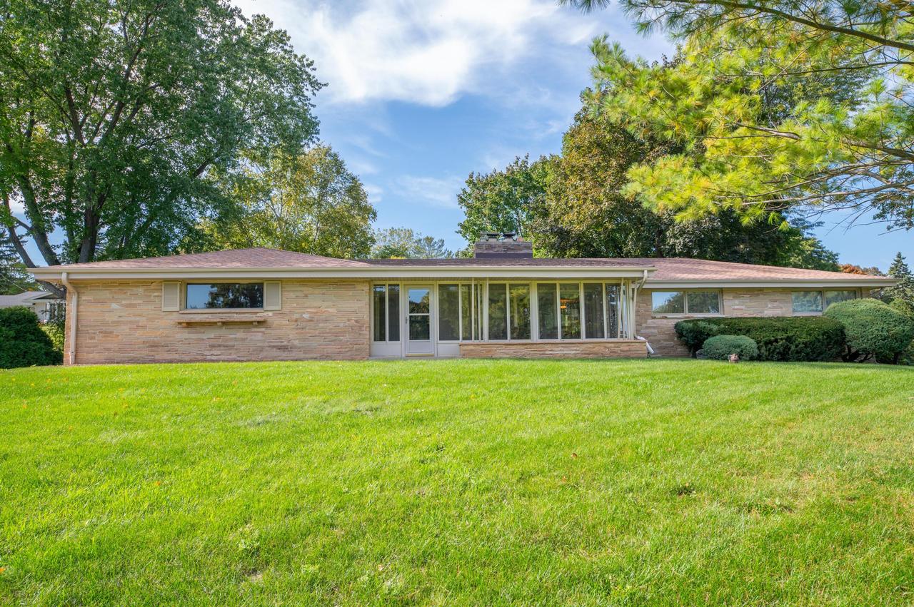 15300 High Knoll, Brookfield, WI 53005