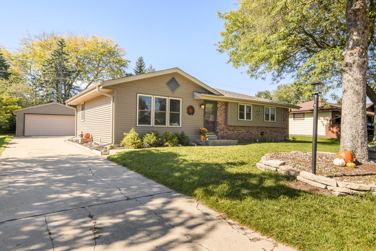 6185 S 38th St, Greenfield, WI 53221