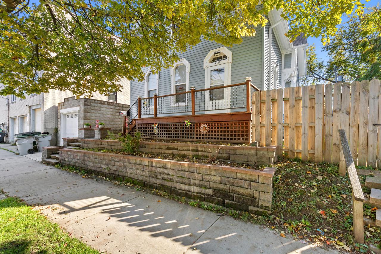 2401 W Grant St, Milwaukee, WI 53215
