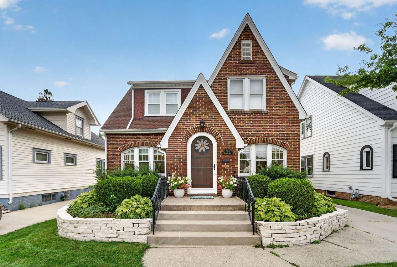 933 Lathrop Ave, Racine, WI 53405