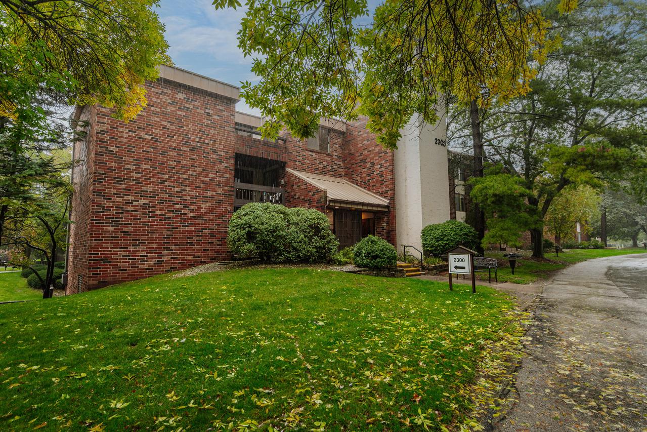2300 W Good Hope Rd #243, Glendale, WI 53209