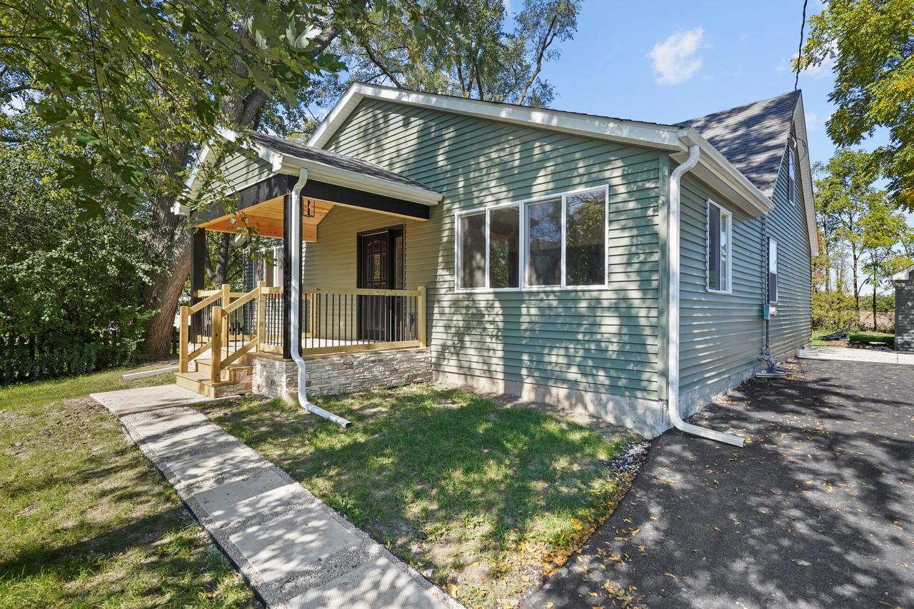25222 83rd St, Salem Lakes, WI 53168