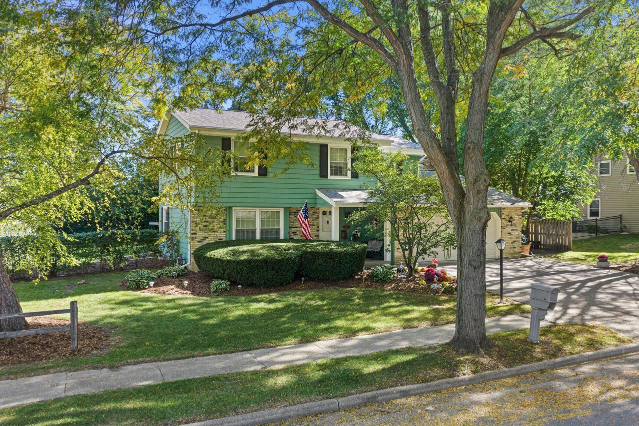 1001 Canterbury Ln, Waukesha, WI 53188