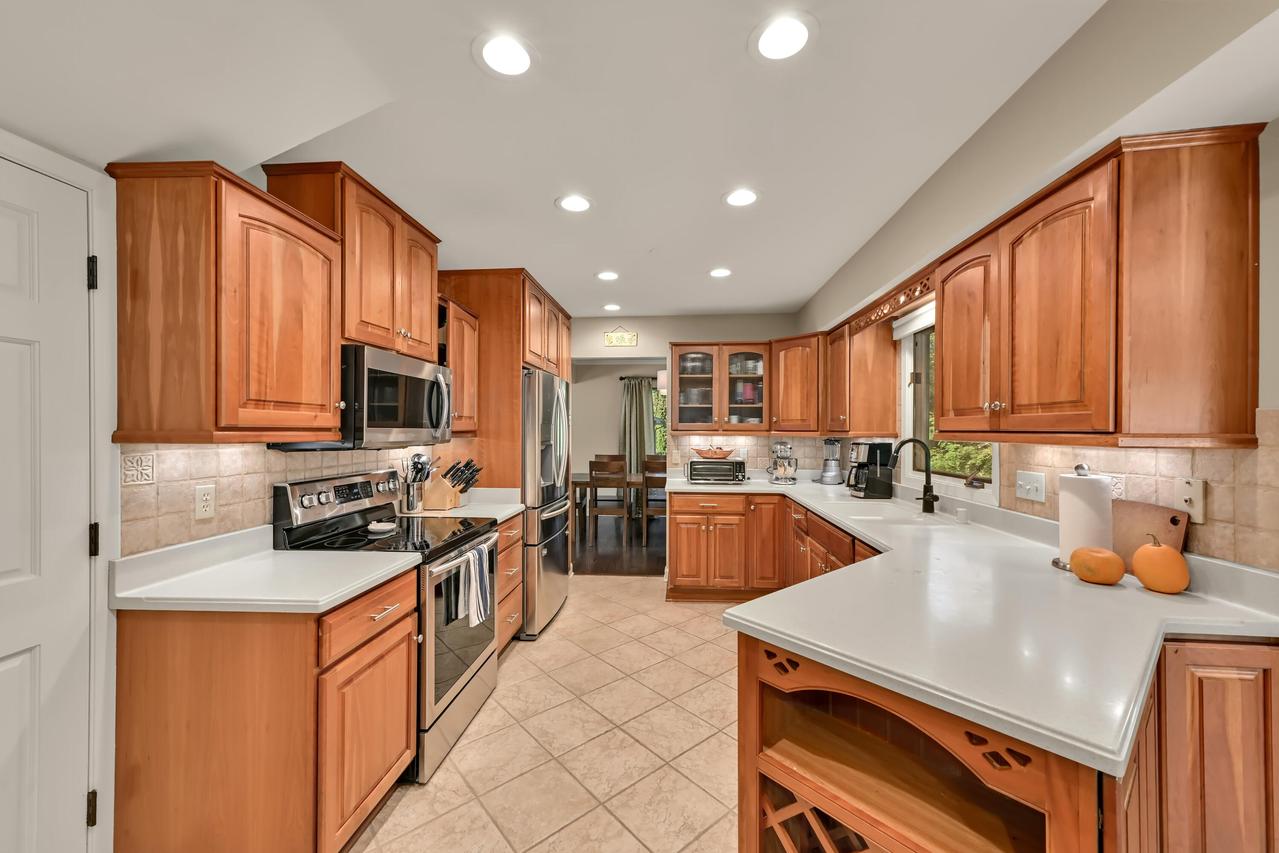 21400 Lancelot Dr, Brookfield, WI 53045