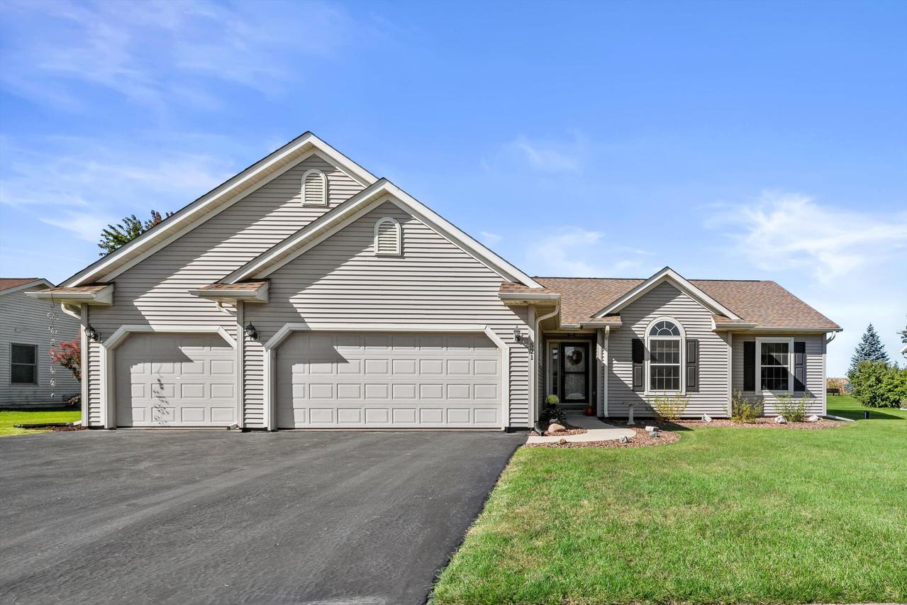 521 Tomahawk Dr, Twin Lakes, WI 53181