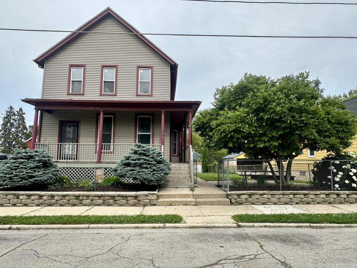 1315 Howe St, Racine, WI 53403