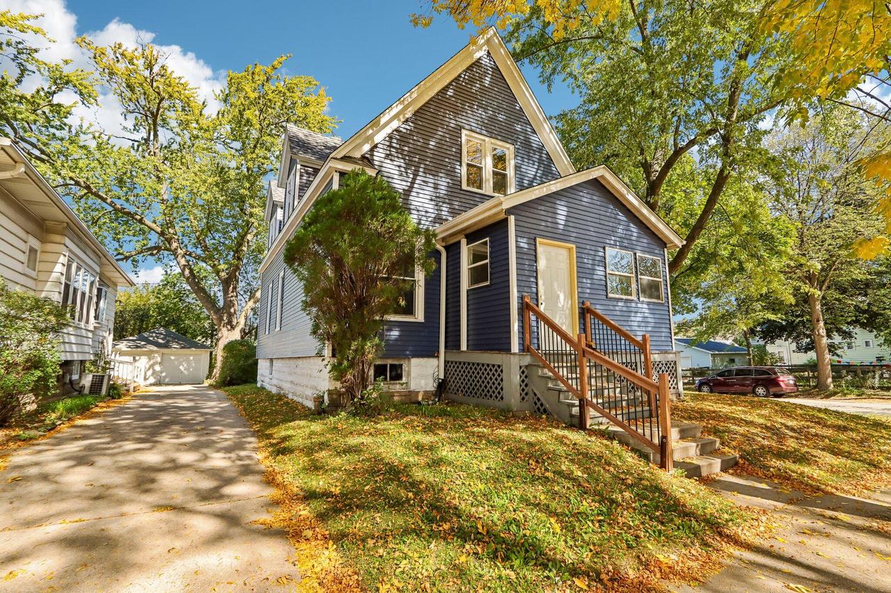 5902 W Park Hill, Milwaukee, WI 53213