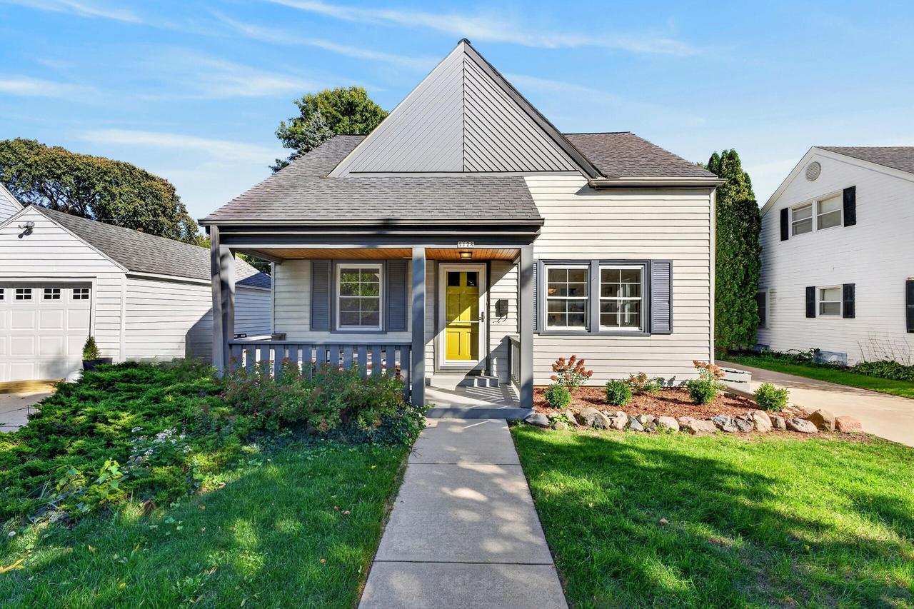 5128 N Diversey Blvd, Whitefish Bay, WI 53217