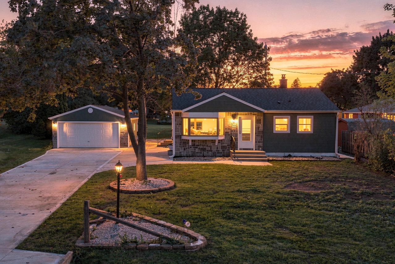 W190S7635 Circle Dr, Muskego, WI 53150