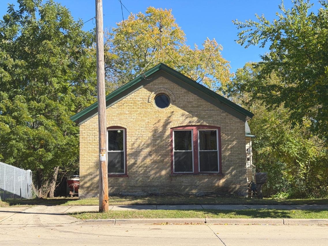 1305 Dr Martin Luther King Dr, Racine, WI 53404