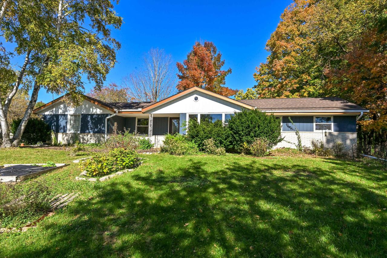 542 Sarah Ln, Cedarburg, WI 53012