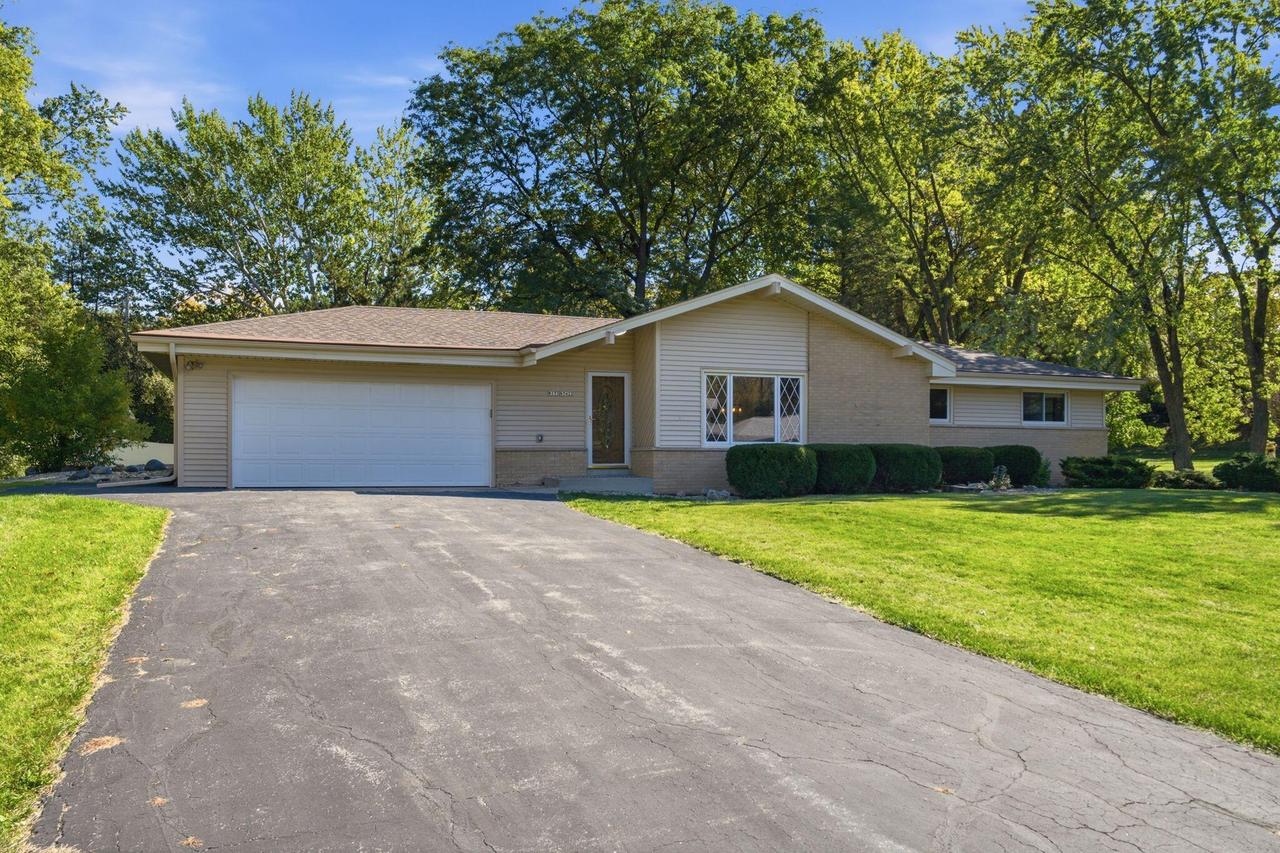 W173N7422 Joanne Dr, Menomonee Falls, WI 53051