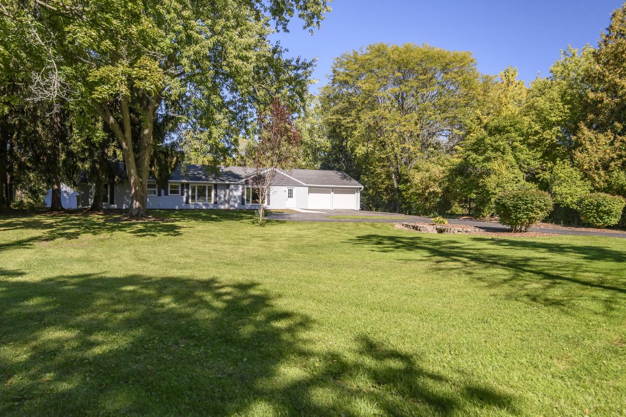 1428 W Fiesta Ln, Mequon, WI 53092