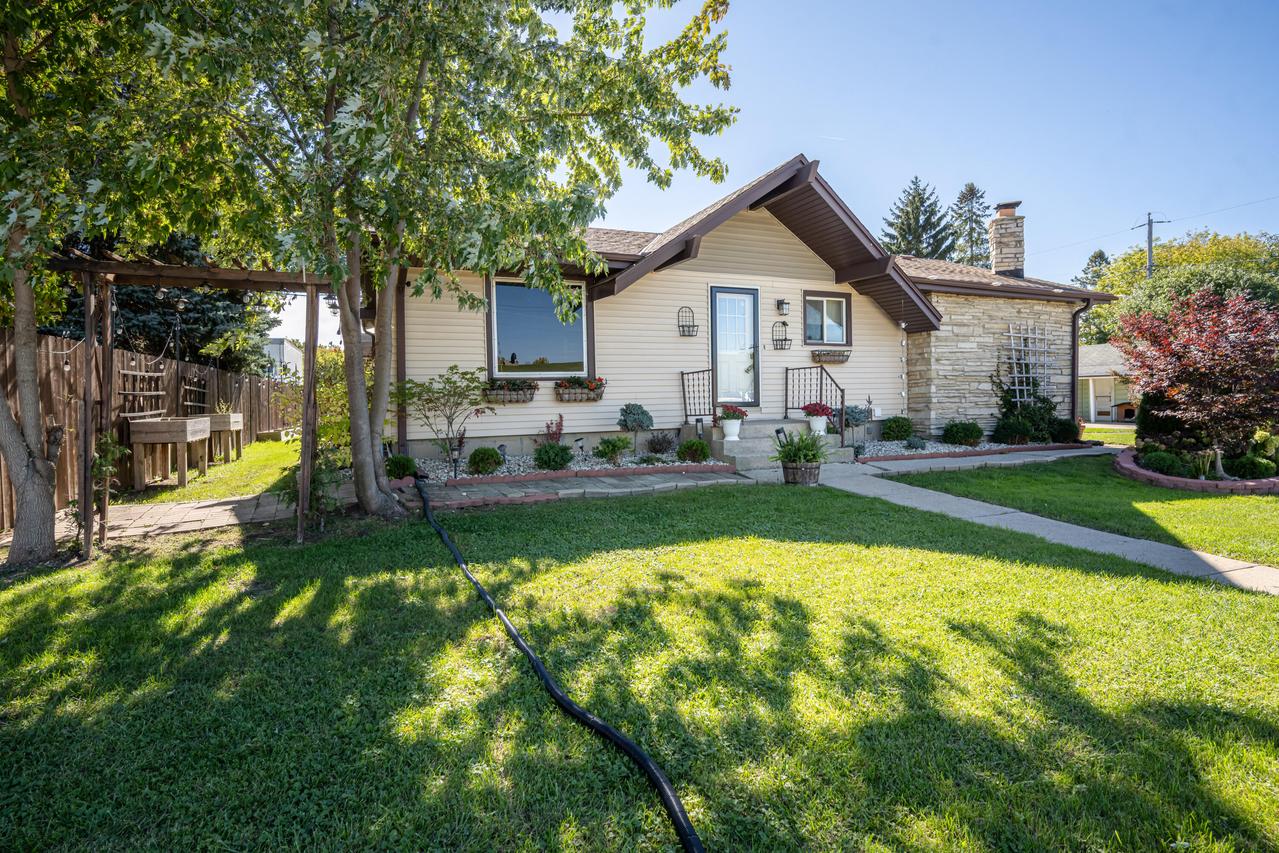 945 W Waterford Ave, Milwaukee, WI 53221