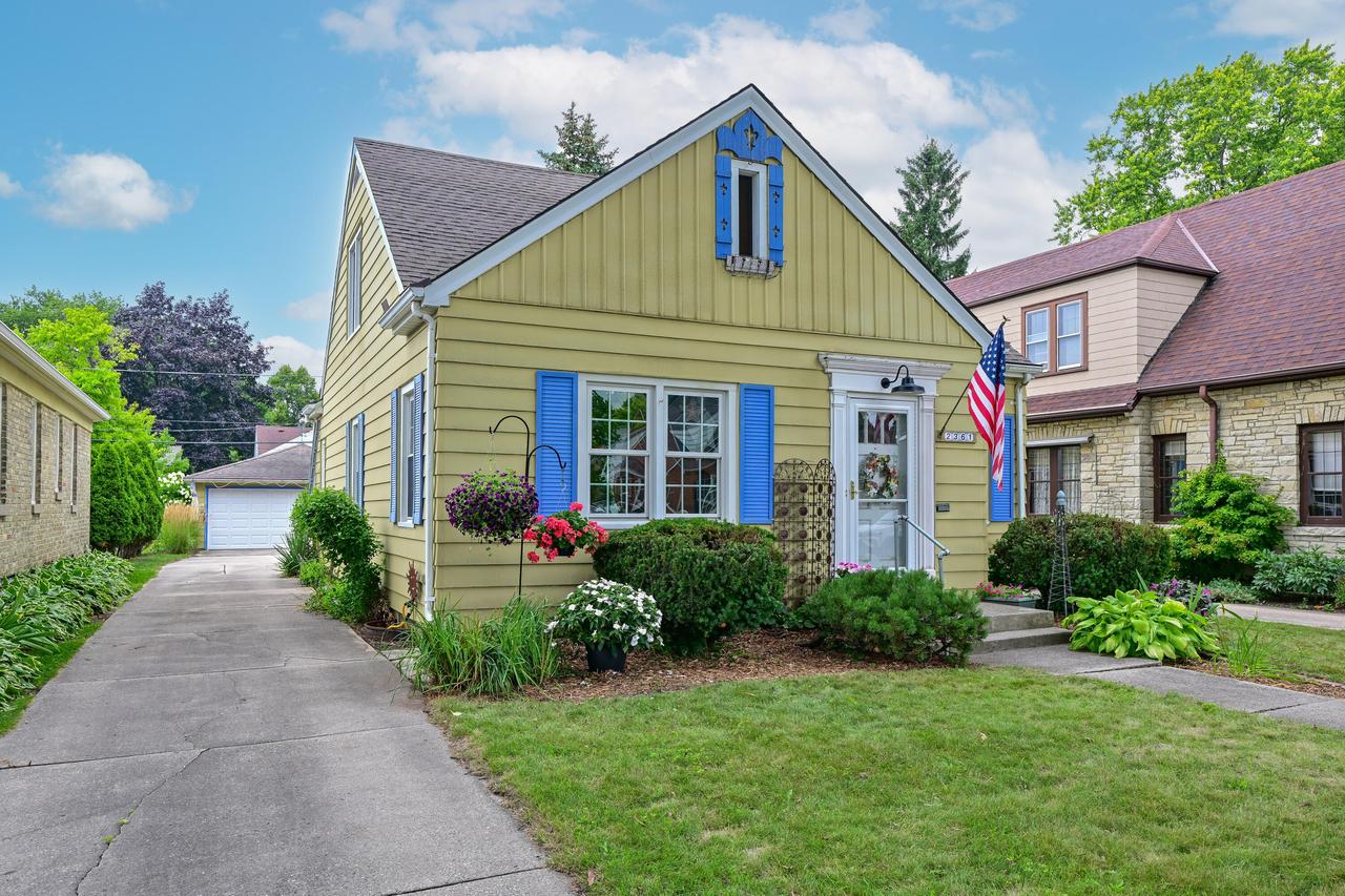 2361 N 82nd St, Wauwatosa, WI 53213