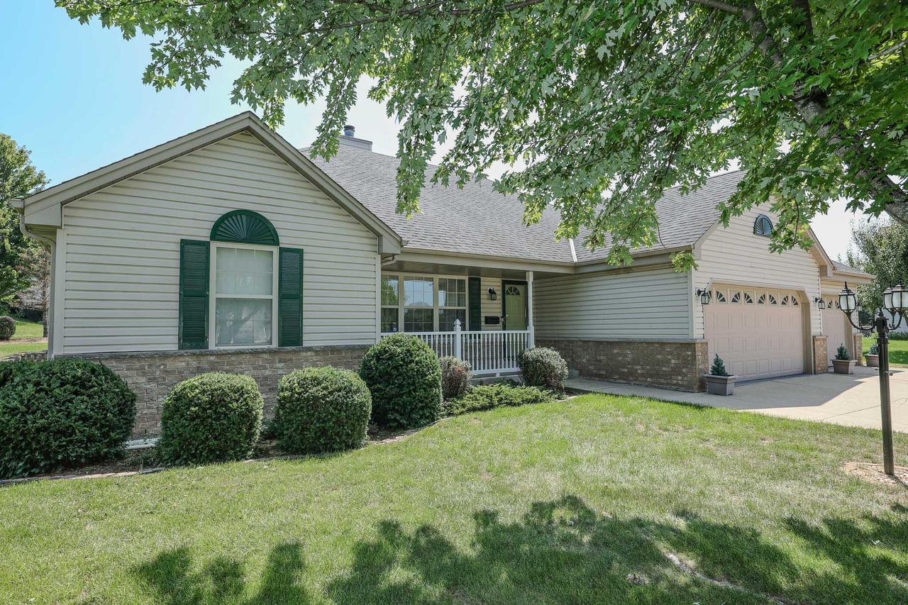 6652 S Scenic Ct, Franklin, WI 53132