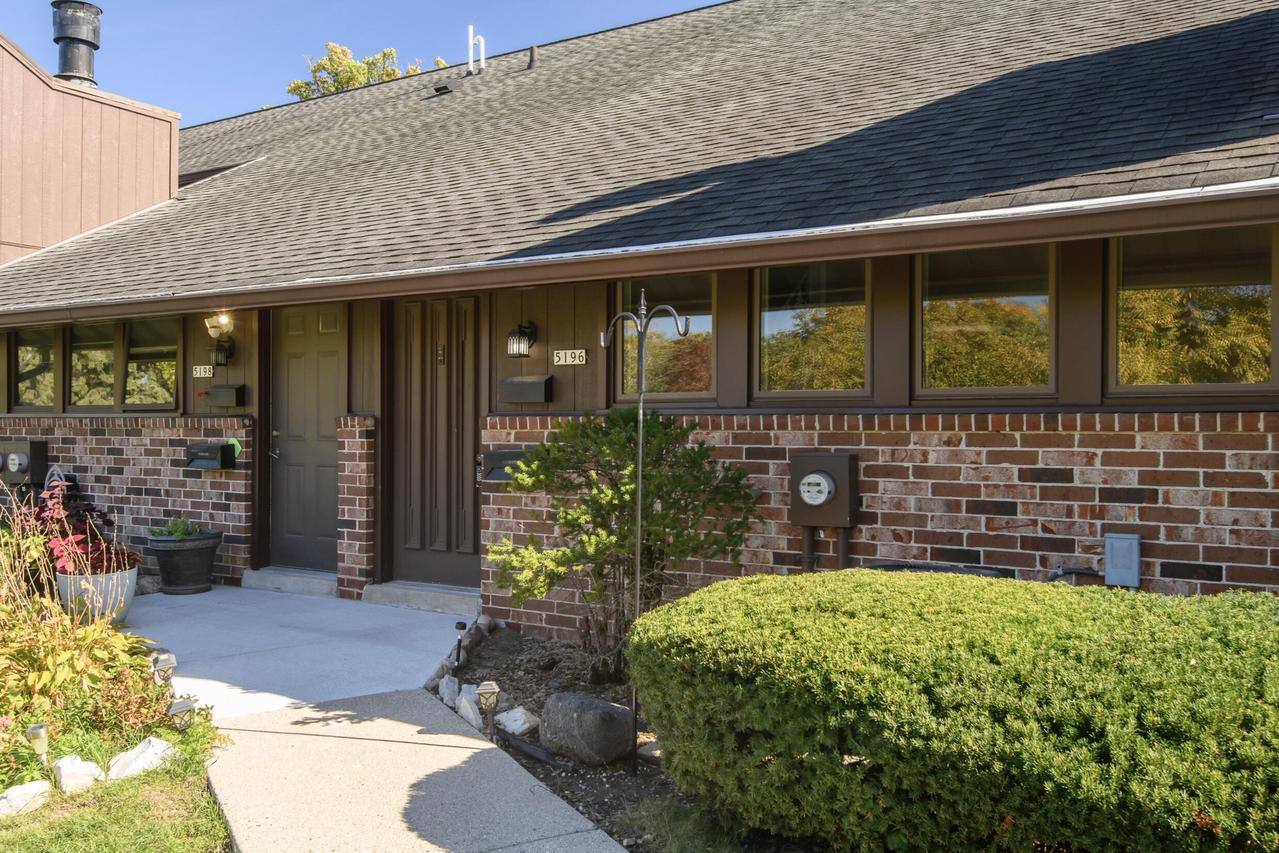 5196 Woodbridge Ln, Greenfield, WI 53221