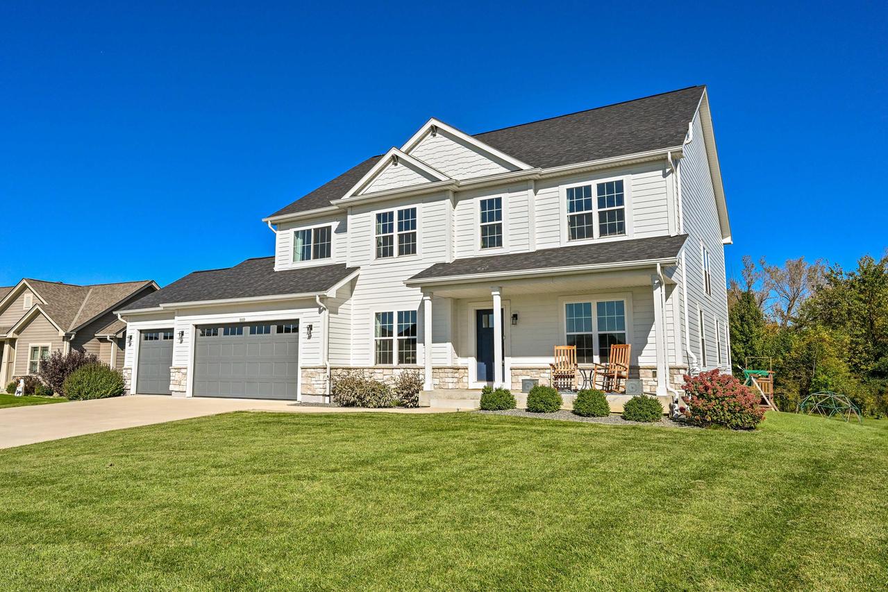 8460 S Nighthawk Trl, Oak Creek, WI 53154