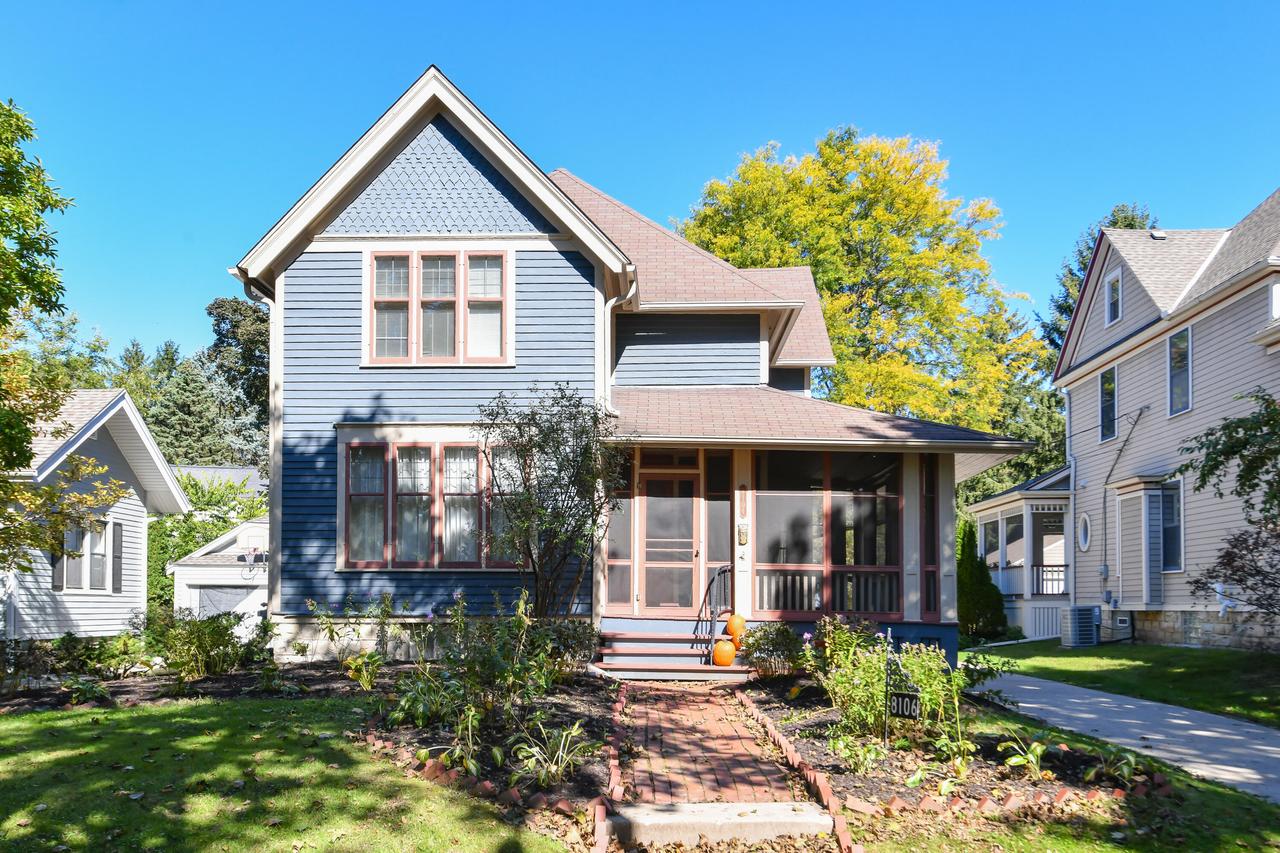 8106 Chestnut St, Wauwatosa, WI 53213