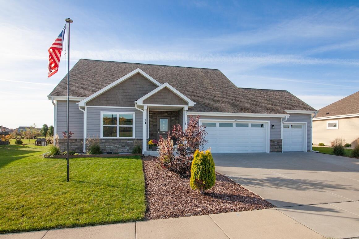 1451 Whalen Dr, Oconomowoc, WI 53066