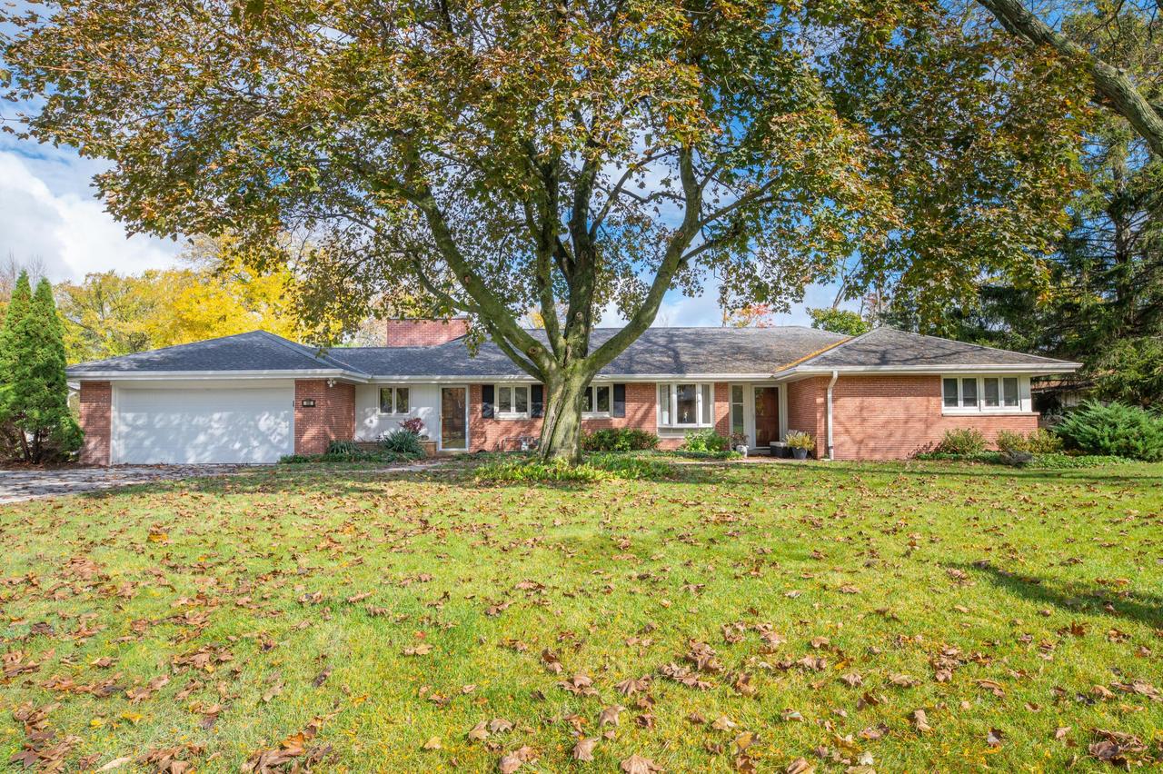 810 E Bay Point, Bayside, WI 53217