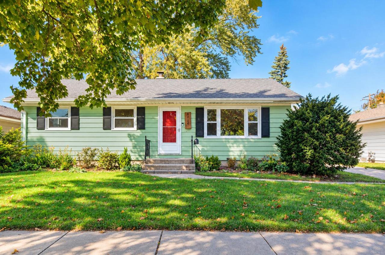 8026 W Sunbury Ct, Milwaukee, WI 53219