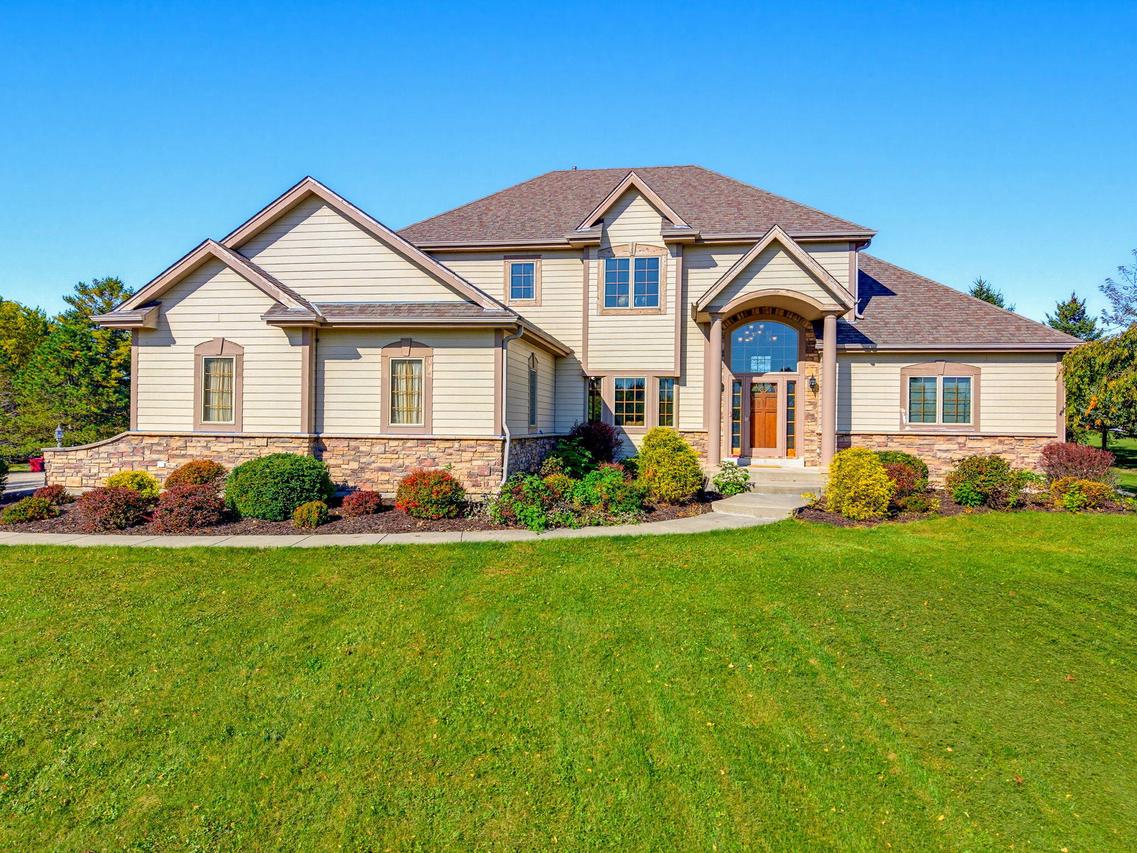 527 Winchester Pass, Richfield, WI 53017