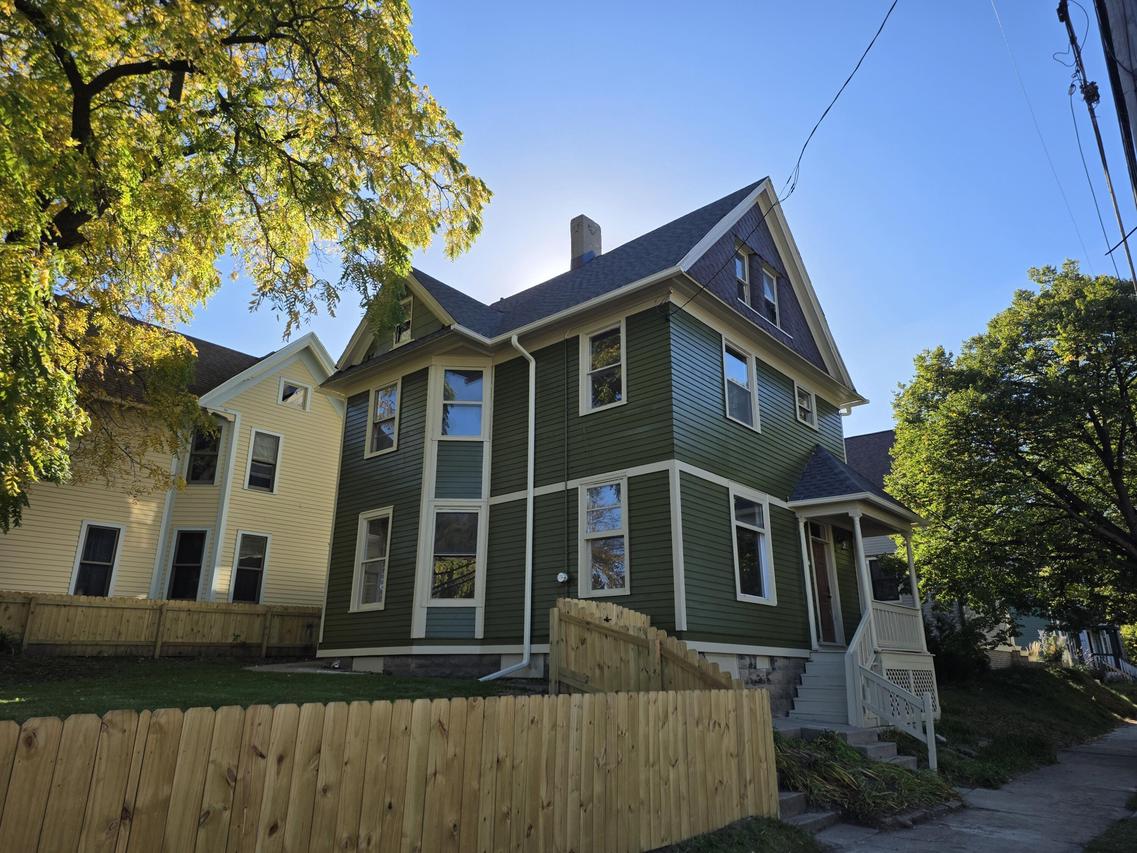 107 W Brown St, Milwaukee, WI 53212