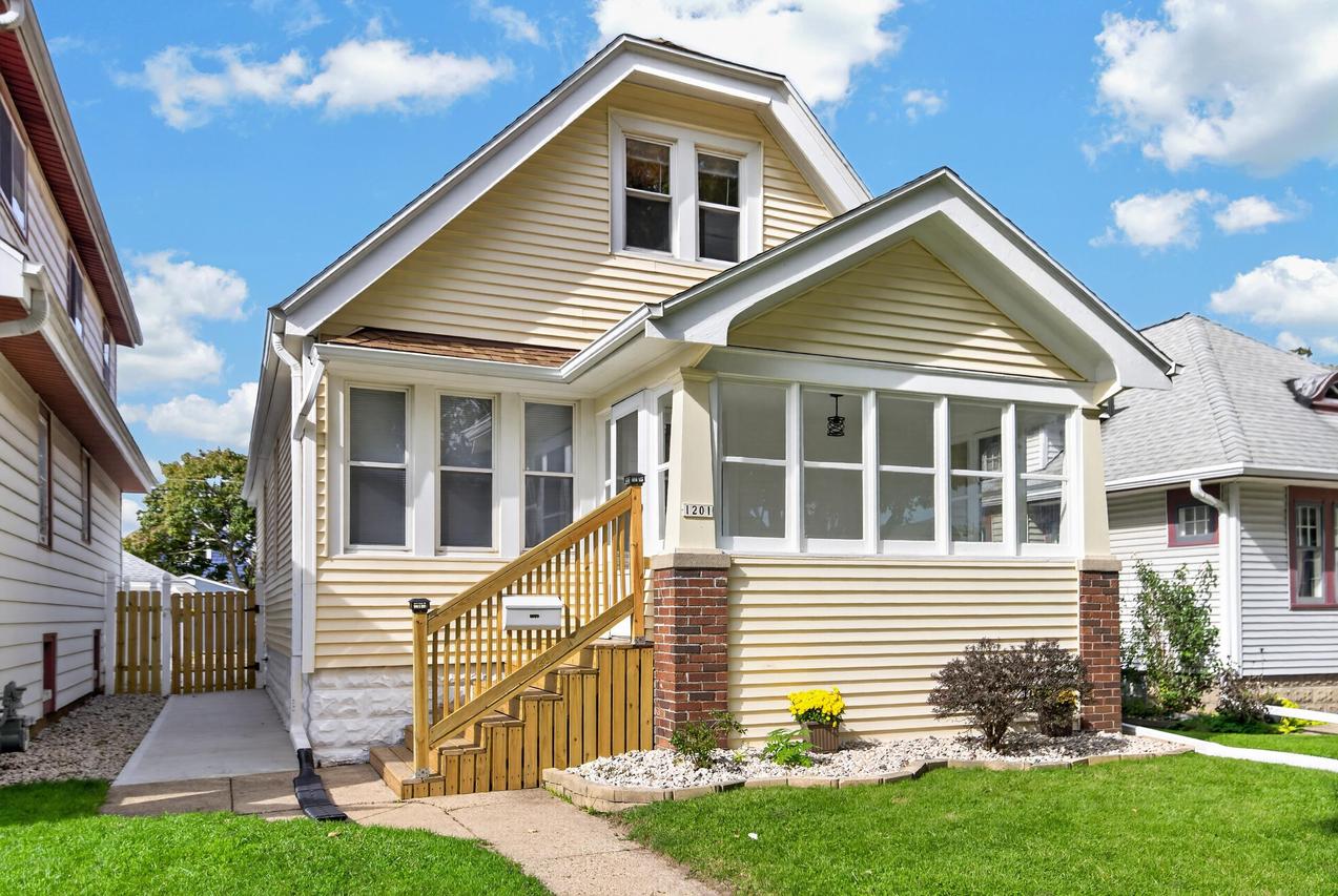1201 S 75th St, West Allis, WI 53214
