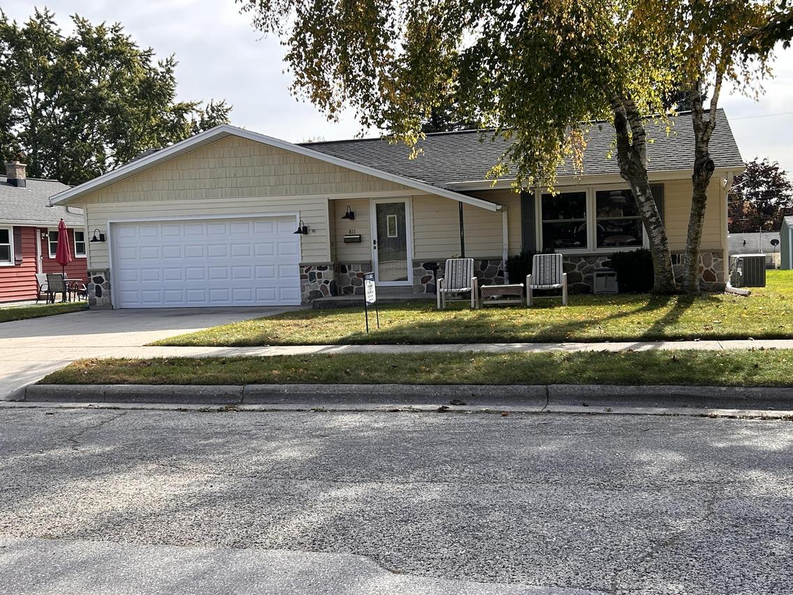 811 Meadowbrook Dr, West Bend, WI 53090
