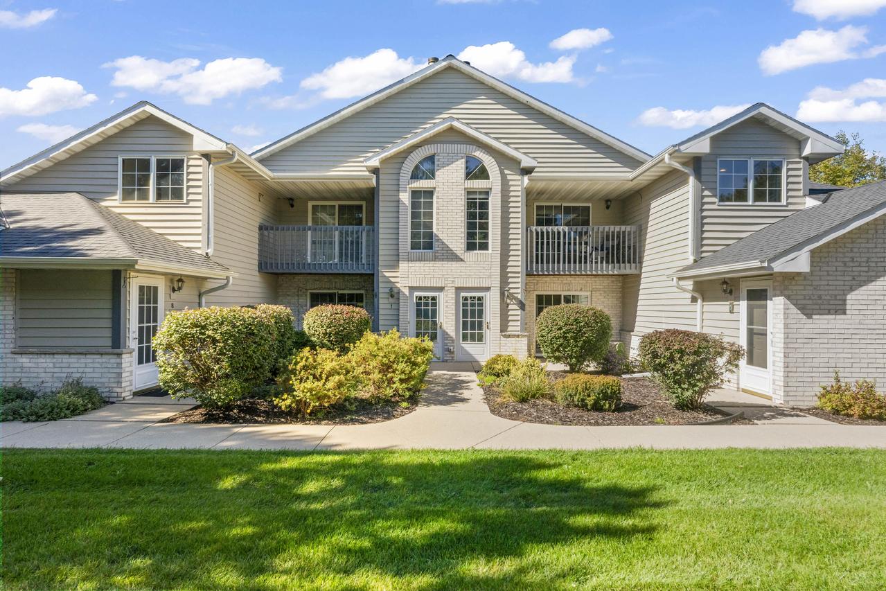 W240N2566 E Parkway Meadow #5, Pewaukee, WI 53072