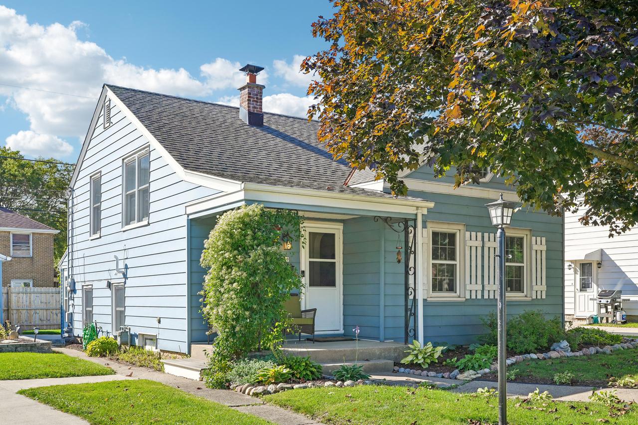 329 E Gauer Cir, Milwaukee, WI 53207