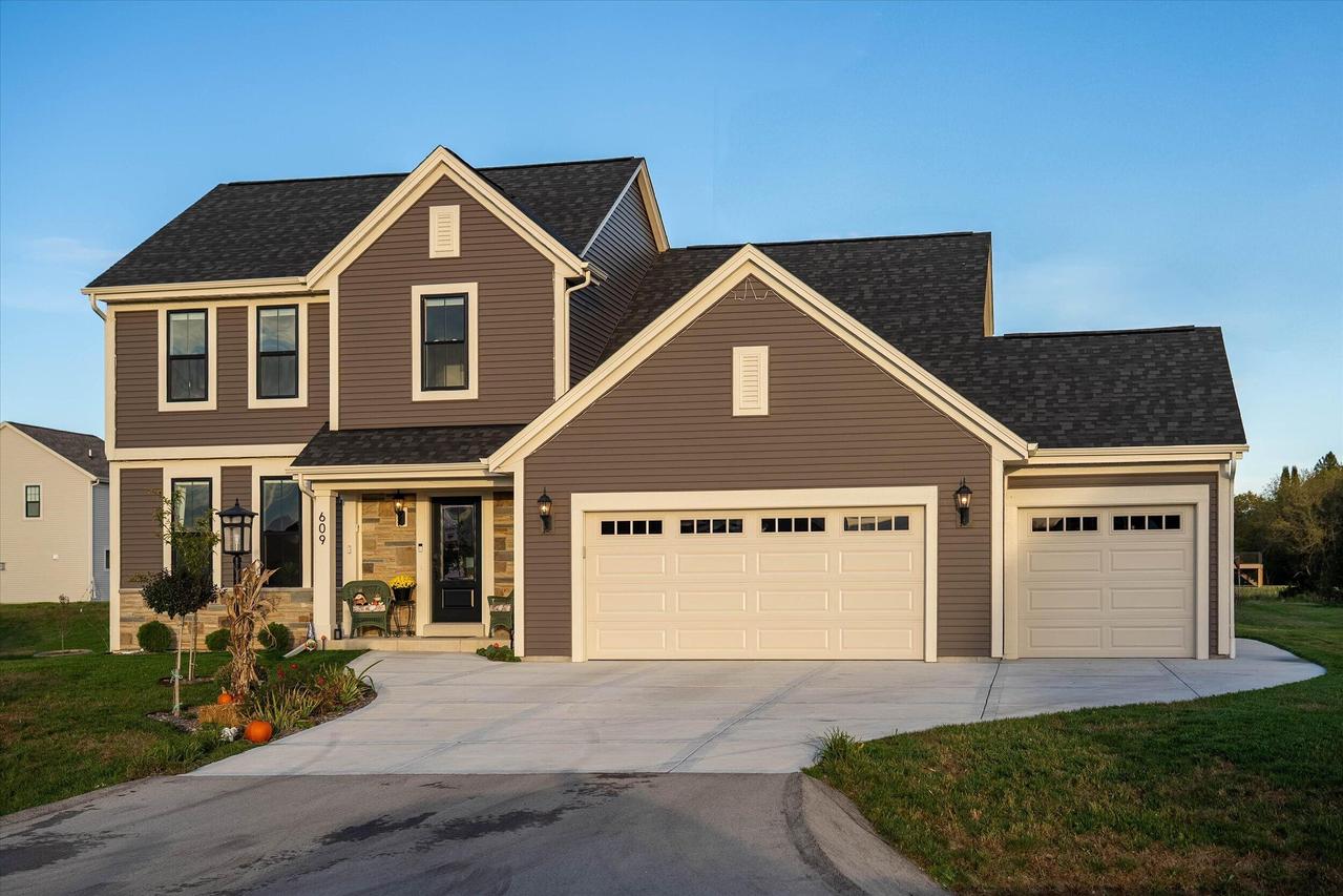 609 Bark River, Dousman, WI 53118
